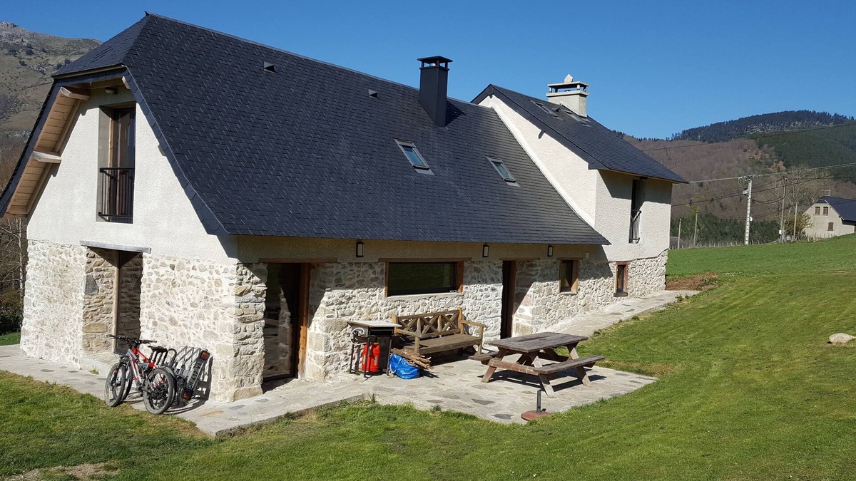 Campan Cottage | Spacious Mountain Barn, Beautifully Restored, Stunning Views
