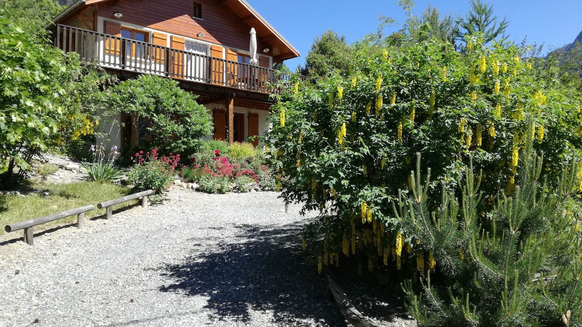 Jausiers Ski Chalet | Spacious mountain chalet for families. Walks, skiing, mountain biking, whitewater, golf