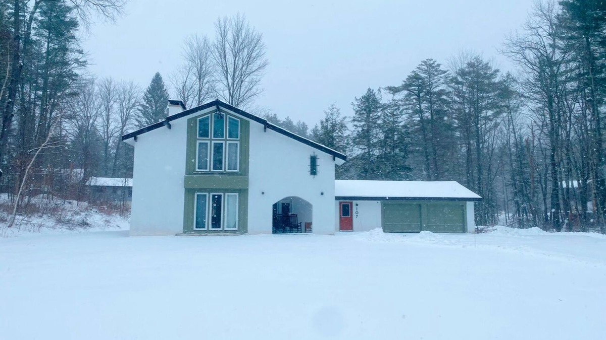 Londonderry House | Spacious mountainside retreat - Fireplaces, New kitchen, Great for groups