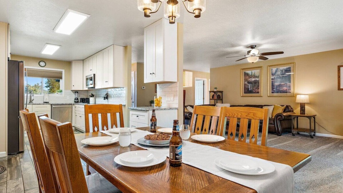 West Valley House | Spacious Multi Family Home near everything Boise