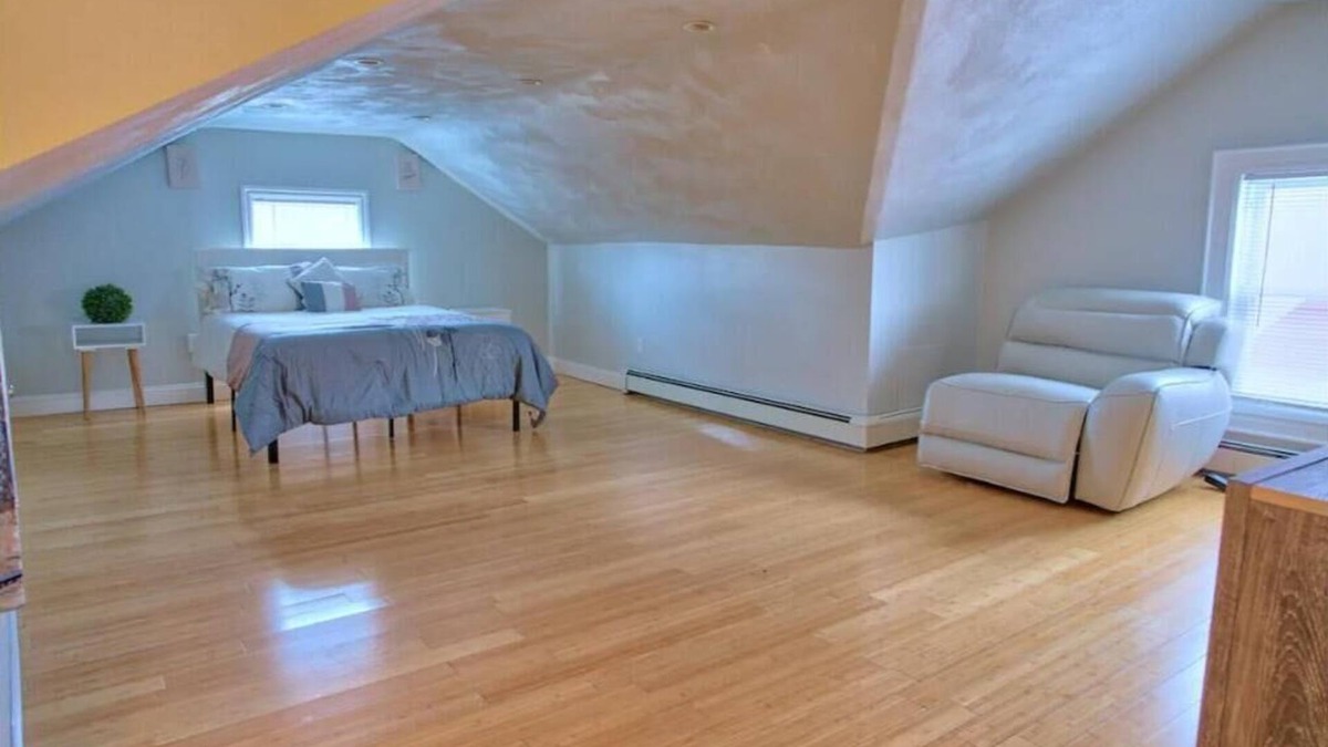 Roxbury Apartment | Spacious multi-level 4 bed/2bath Apt with Parking
