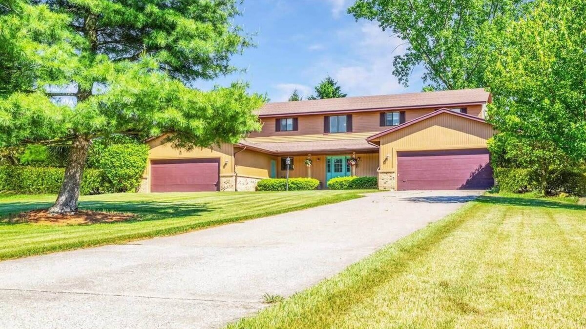 Rockford House | Spacious multi-unit retreat in Rockford