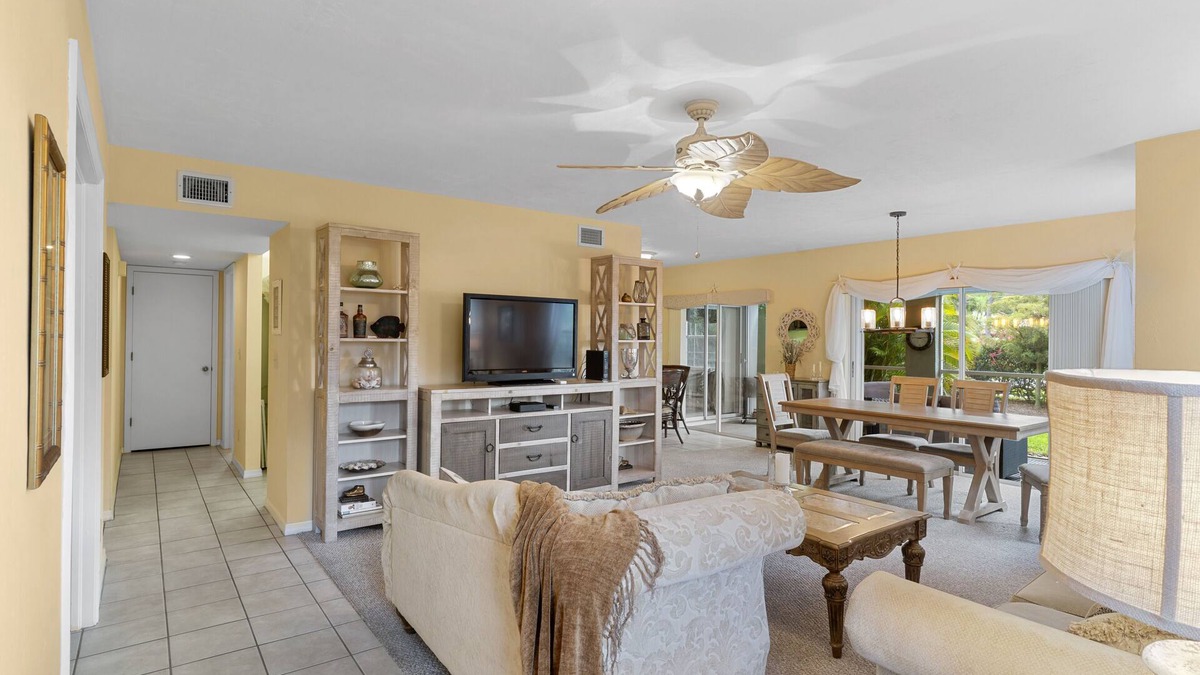 Kings Lake Condo | Spacious Naples First Floor Condo Minutes to Fifth Avenue South & Beaches