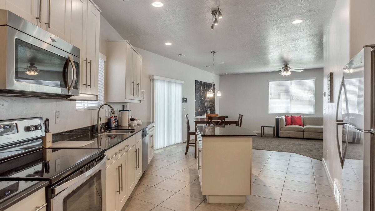 Lakeview House | Spacious & New Guesthouse in Orem - Provo