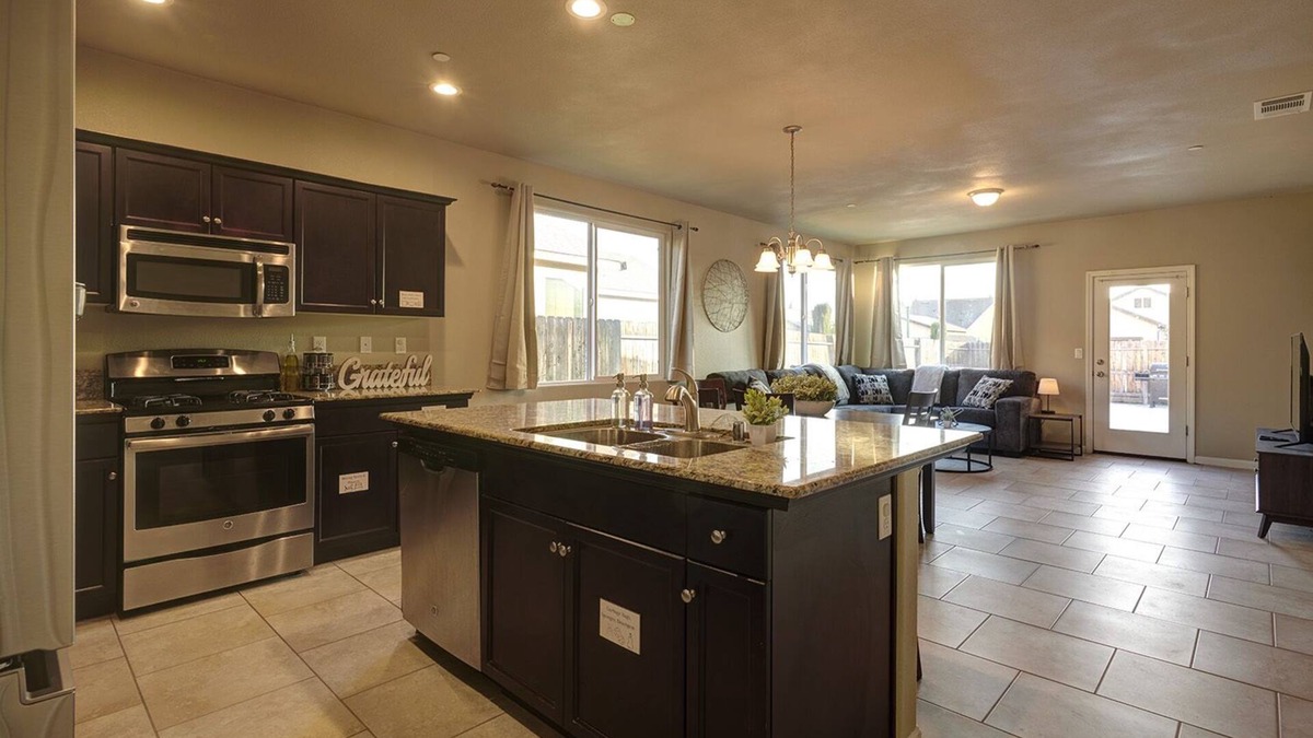 Roosevelt House | Spacious & New I KINGS & BBQ