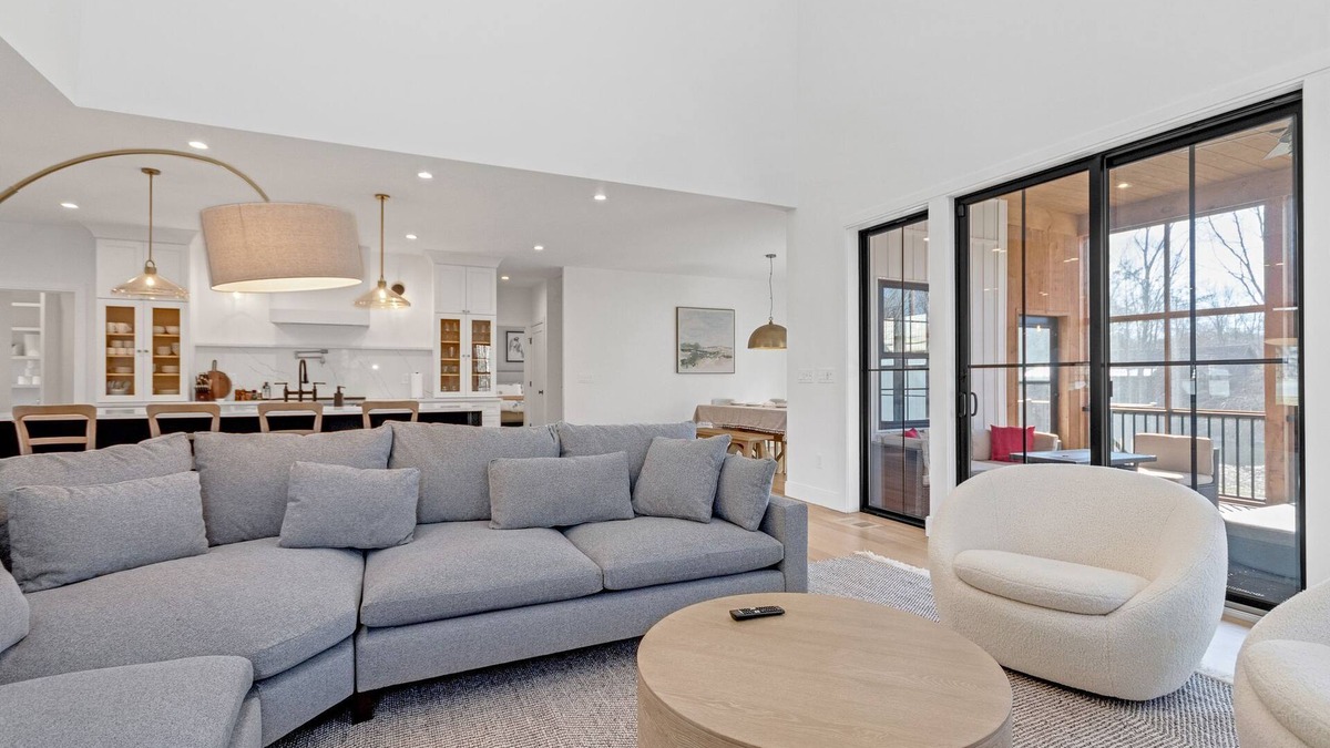 Poughkeepsie House | Spacious New Luxurious holiday house in lovely Hudson Valley