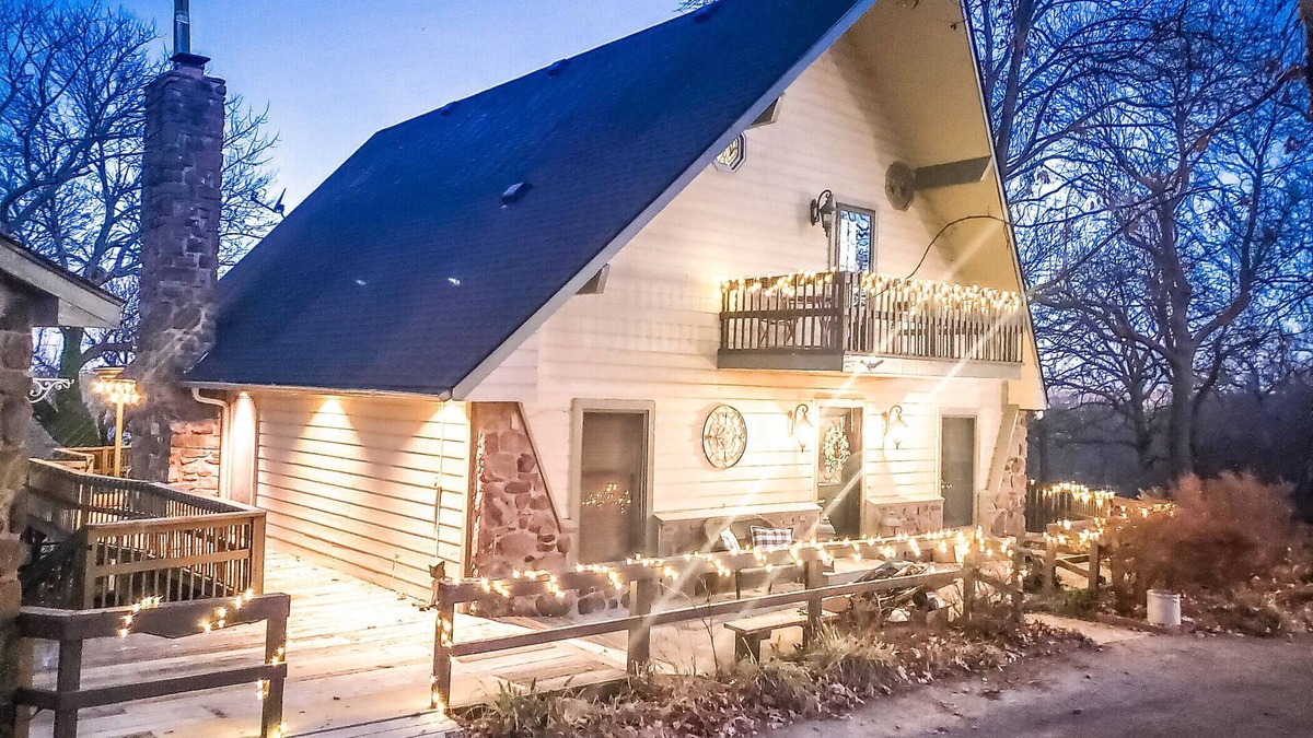 Hulbert Cabin | Spacious Oasis! On the lake, amazing sunsets!