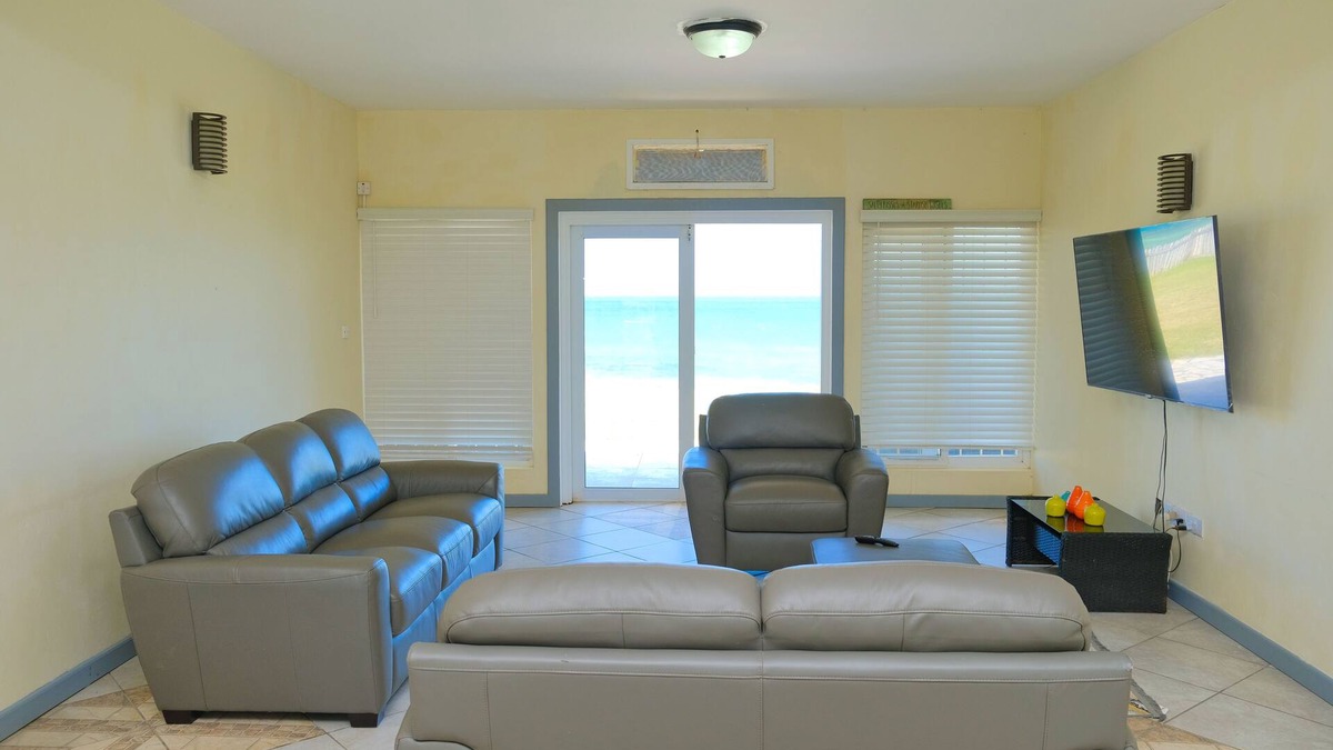 The Lime House | Spacious Ocean Front House. With a Gated Entrance.