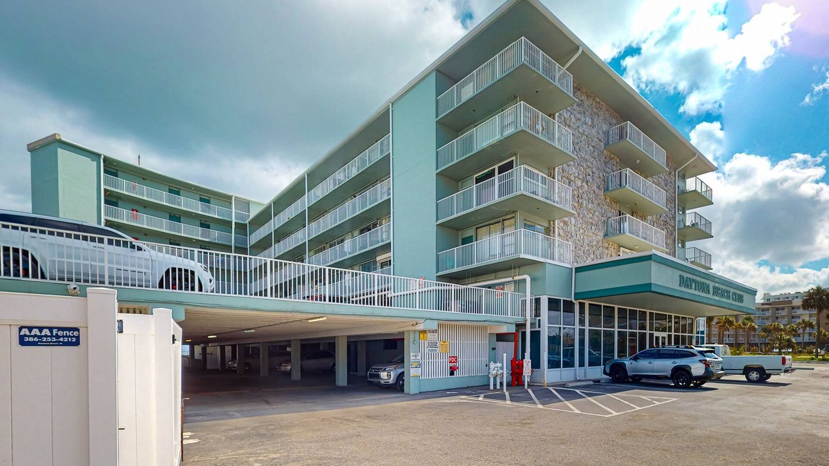 East Daytona Apartment | Spacious oceanview studio condo with pool, beach access and washer/dryer