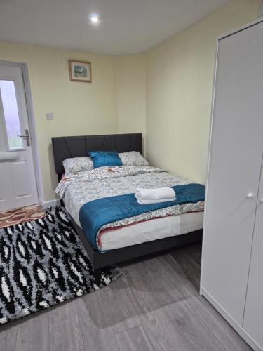 Bletchley House | Spacious one bedroom Self Contain with toilet and bath