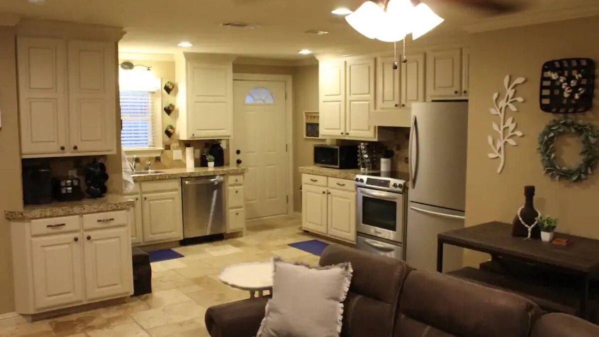 Lubbock House | Spacious one bedroom 2 miles from Texas Tech!nn