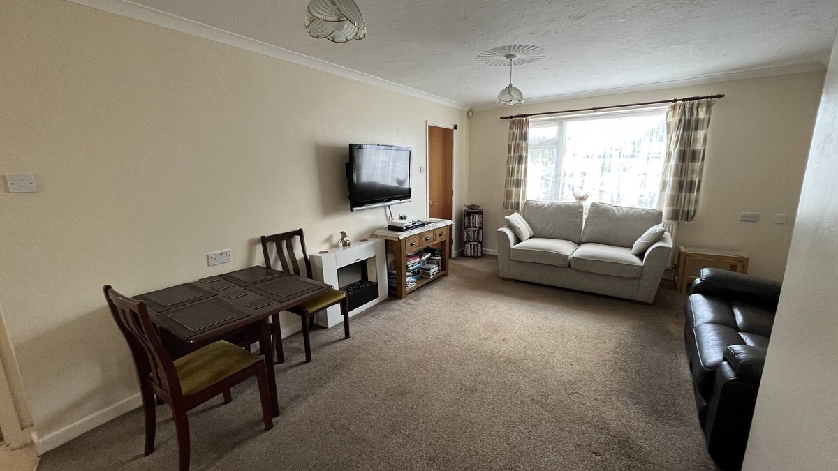 Plymouth Apartment | Spacious one bedroom apartment with off road parking + free wifi