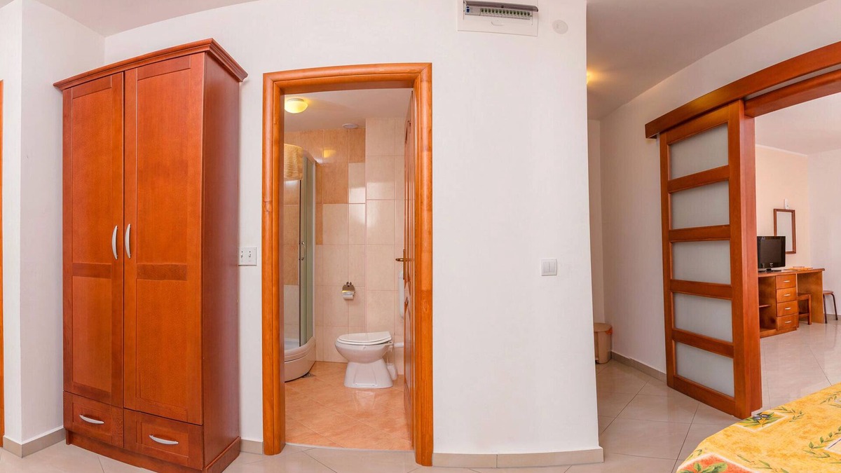 Tomicici Apartment | Spacious one bedroom apartment next to the sea