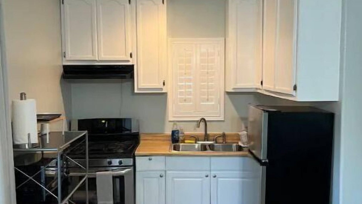 Hawthorne House | Spacious One Bedroom Back house near SpaceX