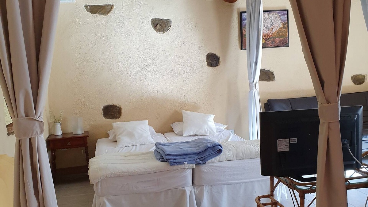 Torroja del Priorat Apartment | Spacious, original, cozy, flooded with light, fiberglass, autonomous