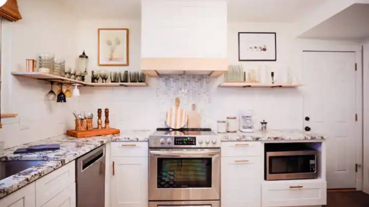 St. Charles House | Spacious*Outdoor Space*Modern*Family*Groups*Modern*Artistic