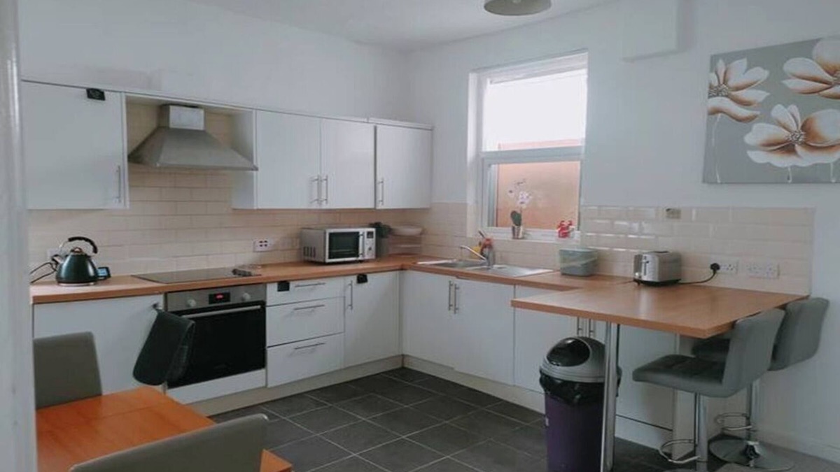 Leigh House | Spacious Pad- Close to sports village