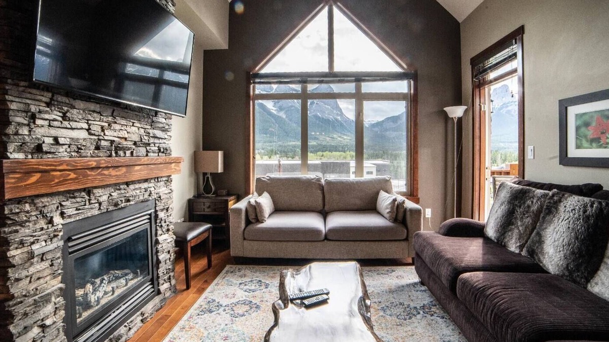 Cougar Creek Condo | Spacious Penthouse Suite-King Beds-Pool & Hot Tub Open