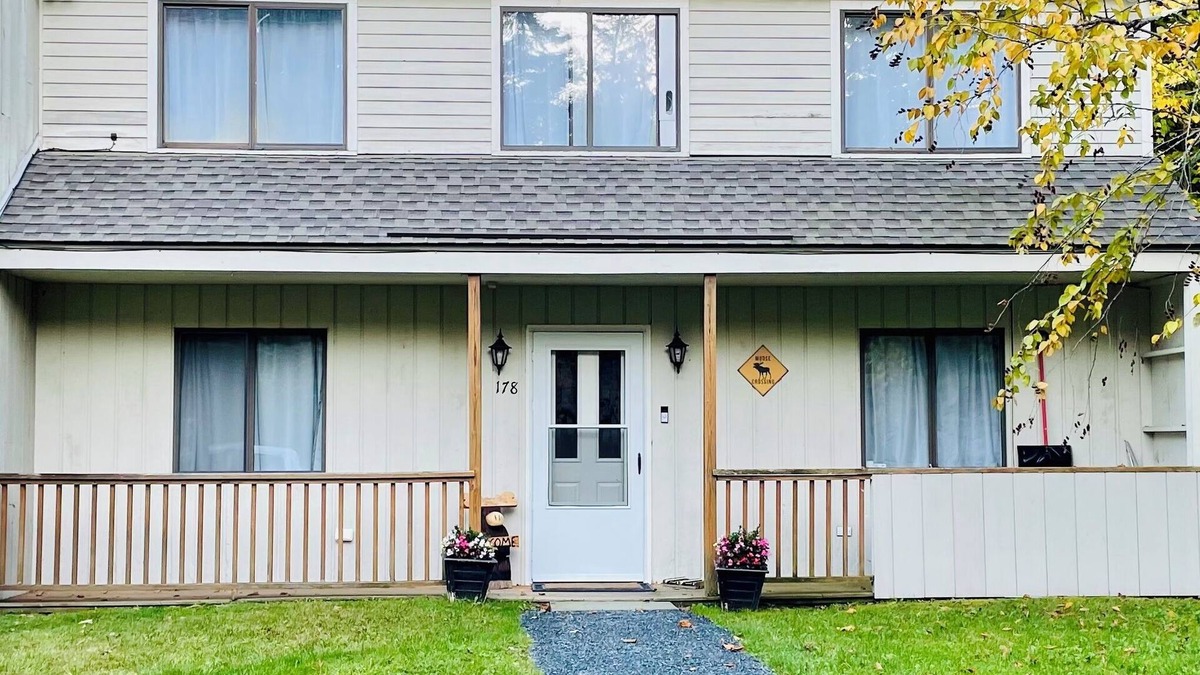 Monroe Bridge House | Spacious pet & family-friendly, fastest wifi! Giant playset, fire pit, & games!