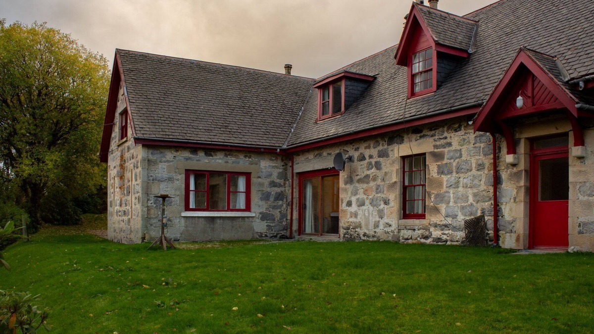 Strathcarron Cottage | Spacious, pet friendly 4-bedroom Highland cottage with access to 12,000 acre estate