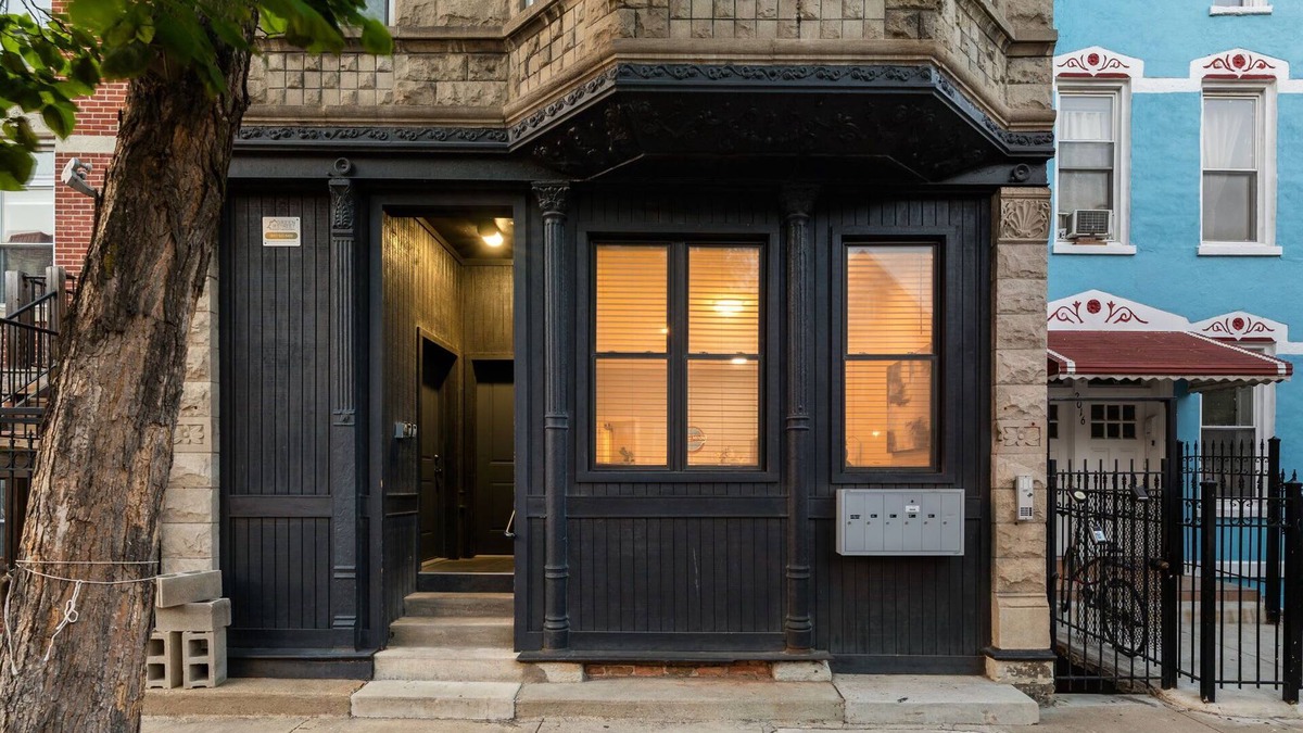 Heart of Chicago Apartment | Spacious Pilsen 4 Bed 4 Bath Family Retreat