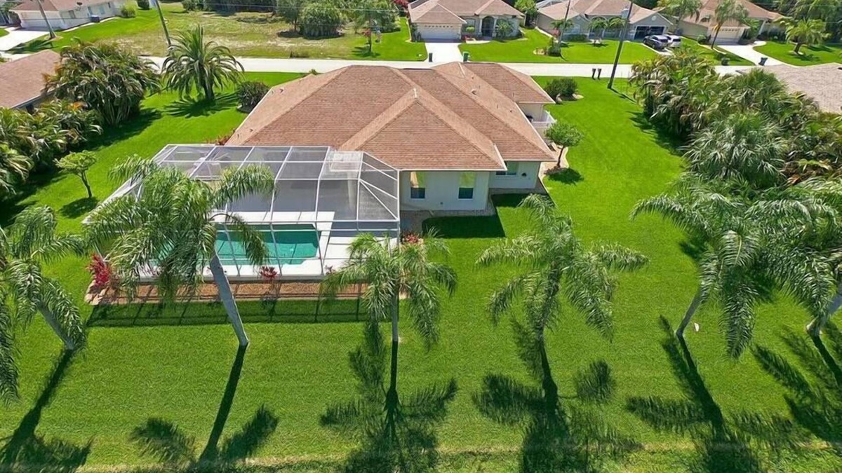 Long Meadow House | Spacious Pool and Expansive Canal Views #811