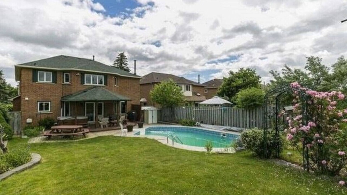 Brampton House | Spacious⭐Pool⭐Hot Tub⭐Airport⭐Downtown⭐Walk to Everything