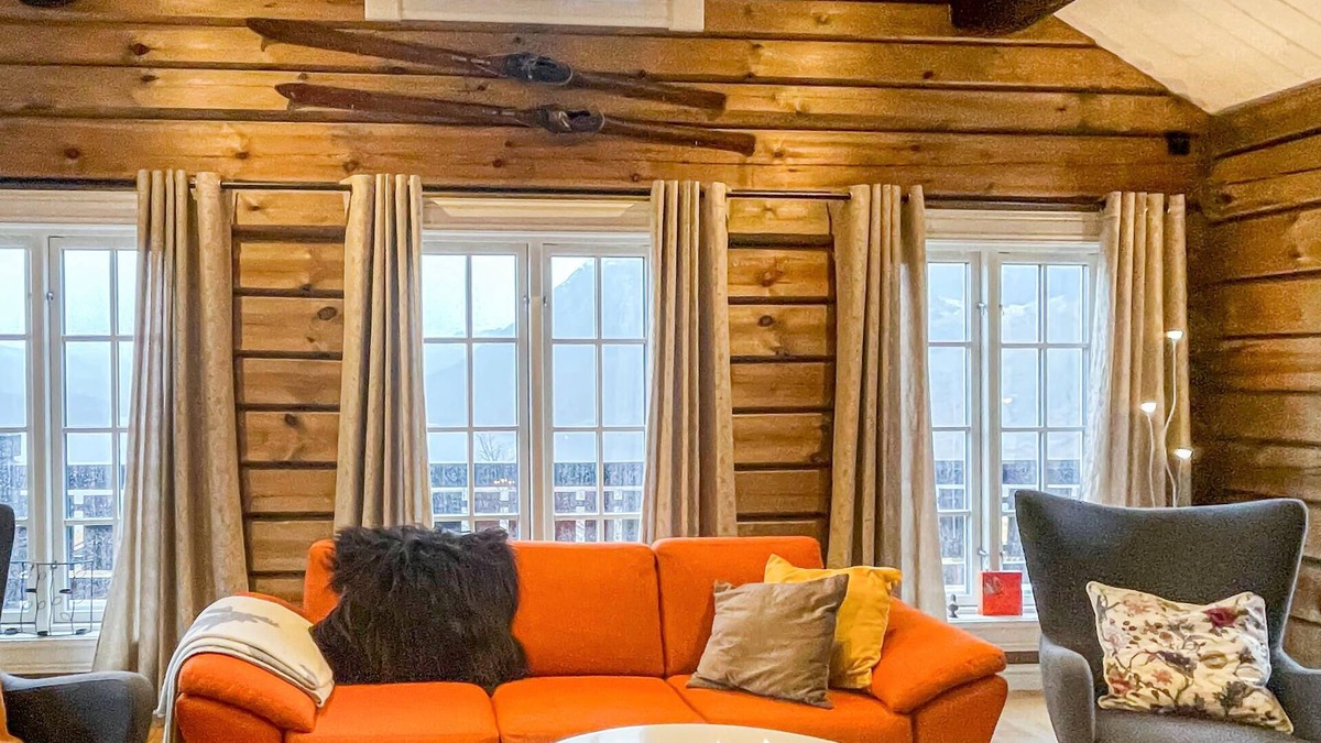 Tyinkrysset House | Spacious, pretty log cabin with sauna and fantastic panoramic view of the mountainous surroundings.