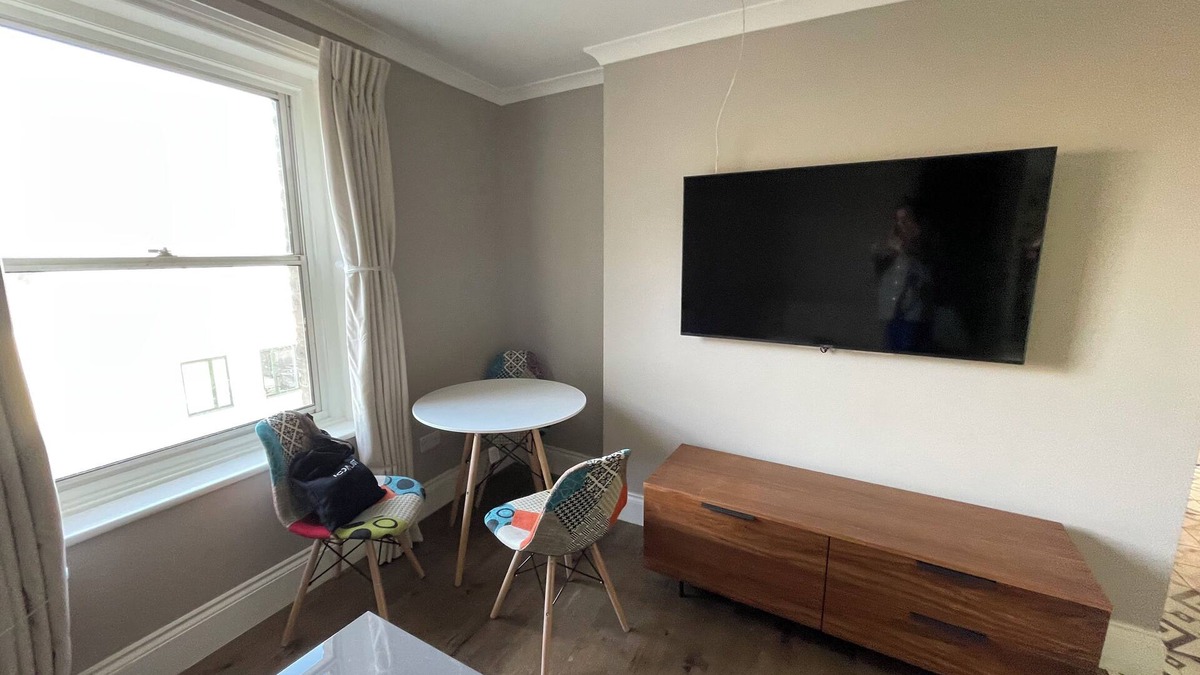 Balham Apartment | Spacious & Pristine 2BD Flat - Balham!