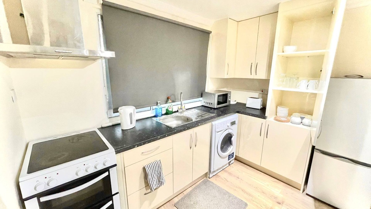 Hounslow Heath Apartment | Spacious & Pristine Ground Floor flat Nr. Heathrow