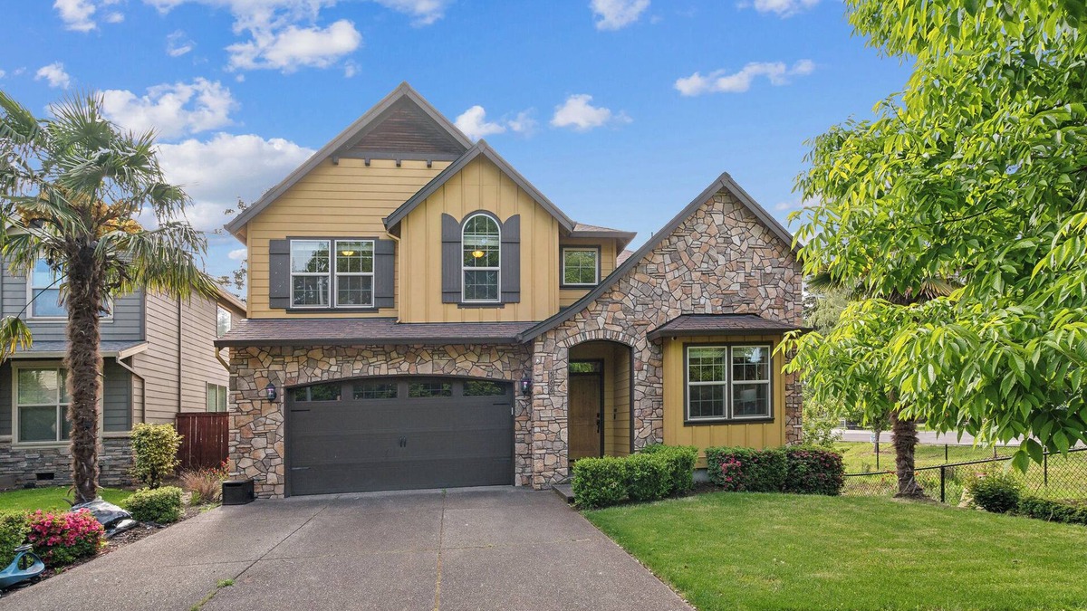 Cedar Hills House | Spacious, private, 5 bedrooms 3 full bath House near Portland downtown