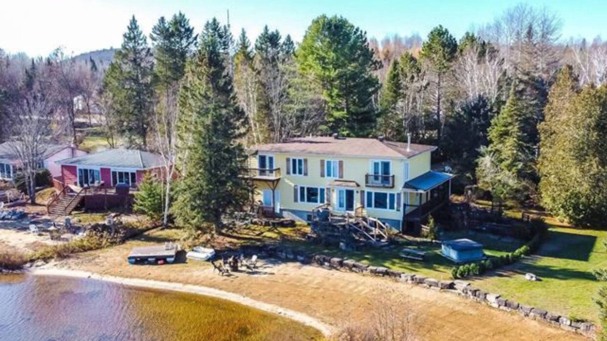 Lac-des-Plages House | Spacious Private Beach Paradise