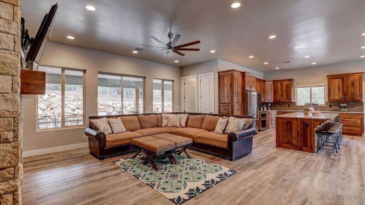 Zion National Park East Entrance House | Spacious, Private Hot Tub, 6 bedrooms 5 Ensuite Bathrooms. 7th night FREE!