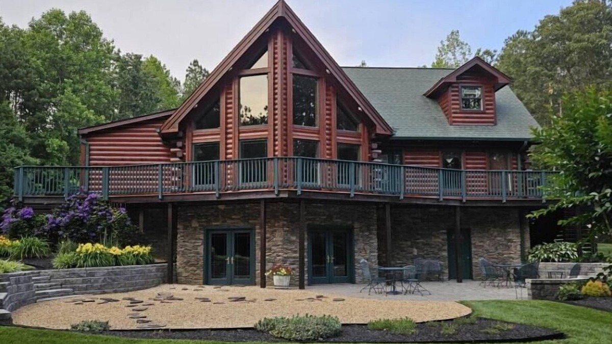 Quinton House | Spacious, Private Log Home between Richmond & Williamsburg-Pool-Outdoor Kitchen