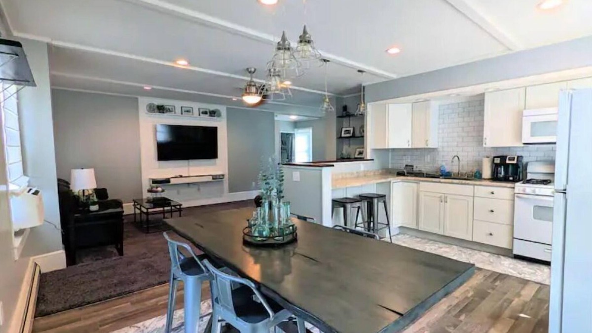 Almond Apartment | Spacious & Private Modern Apartment in Historic Homen