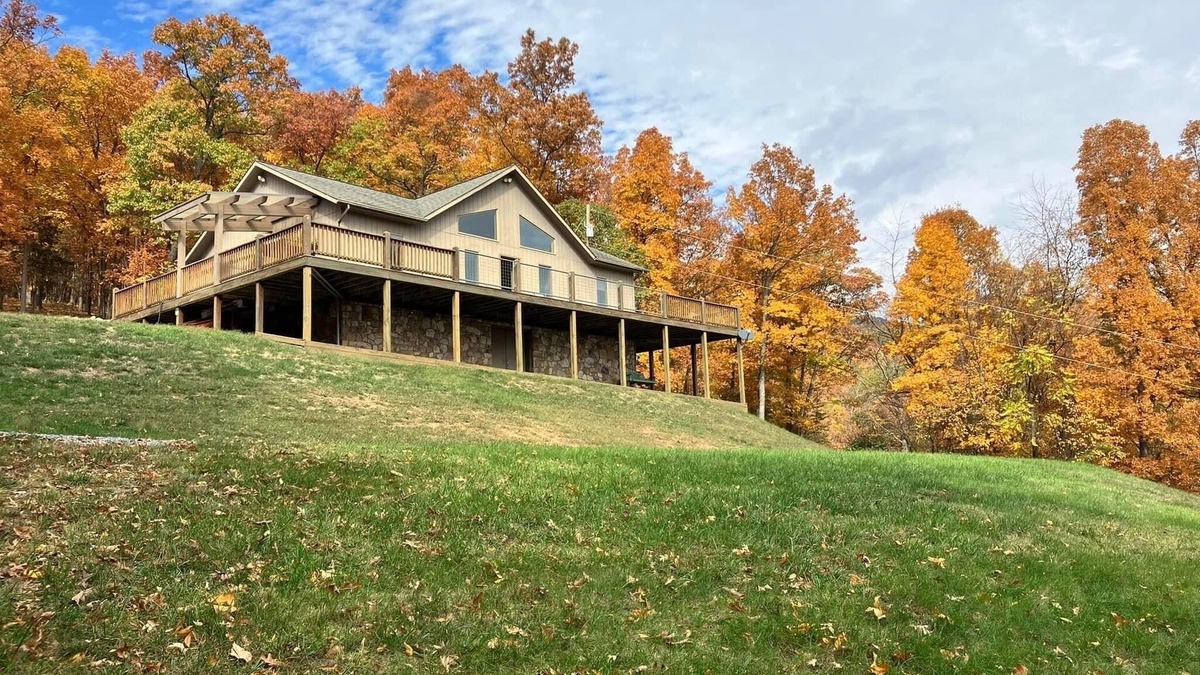 Luray Cabin | Spacious Private Retreat with Great Views of Page Valley & Blue Ridge Mountains