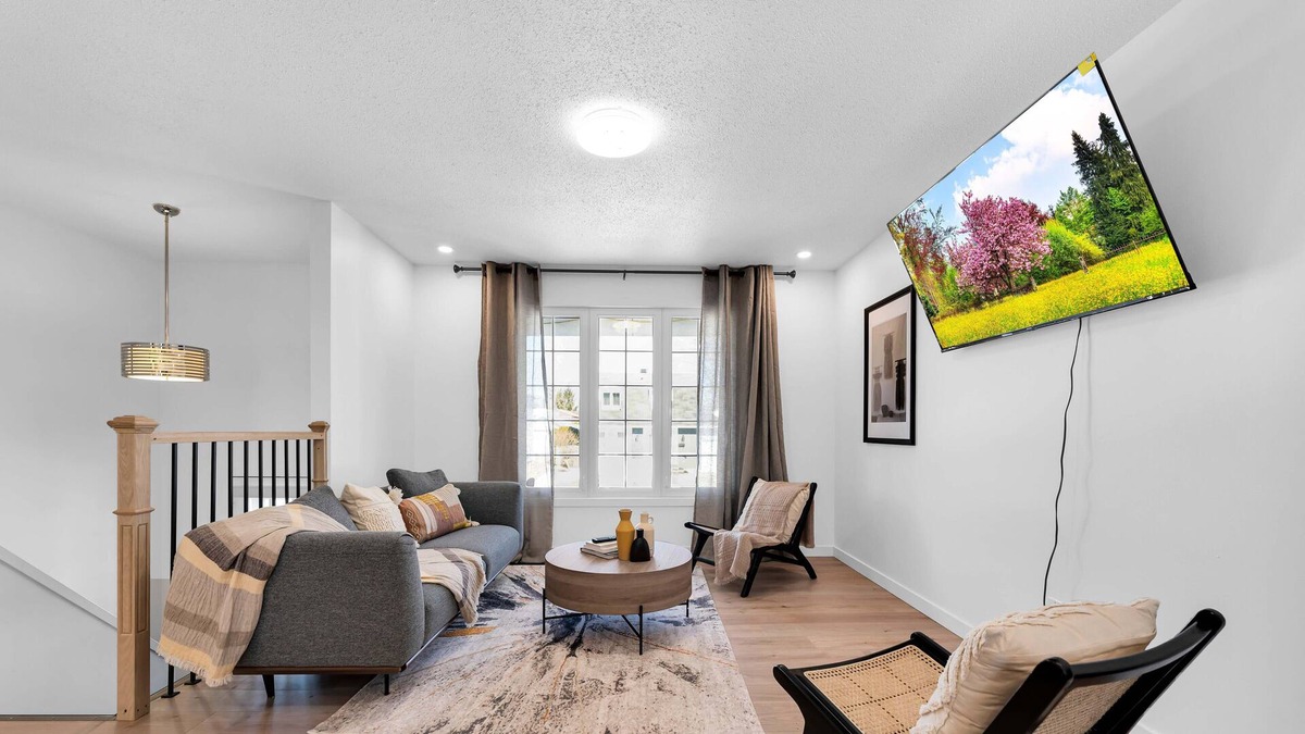 District des Promenades House | Spacious Private Room3 with 1 Queen Bed