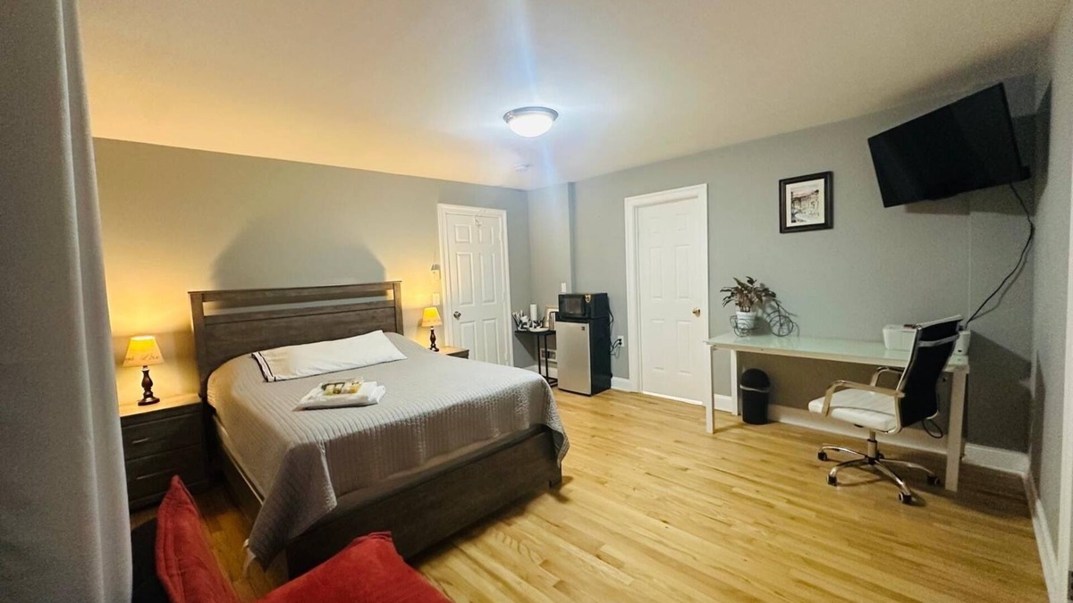 Oakton House | Spacious Private Suit Room in Fairfax City
