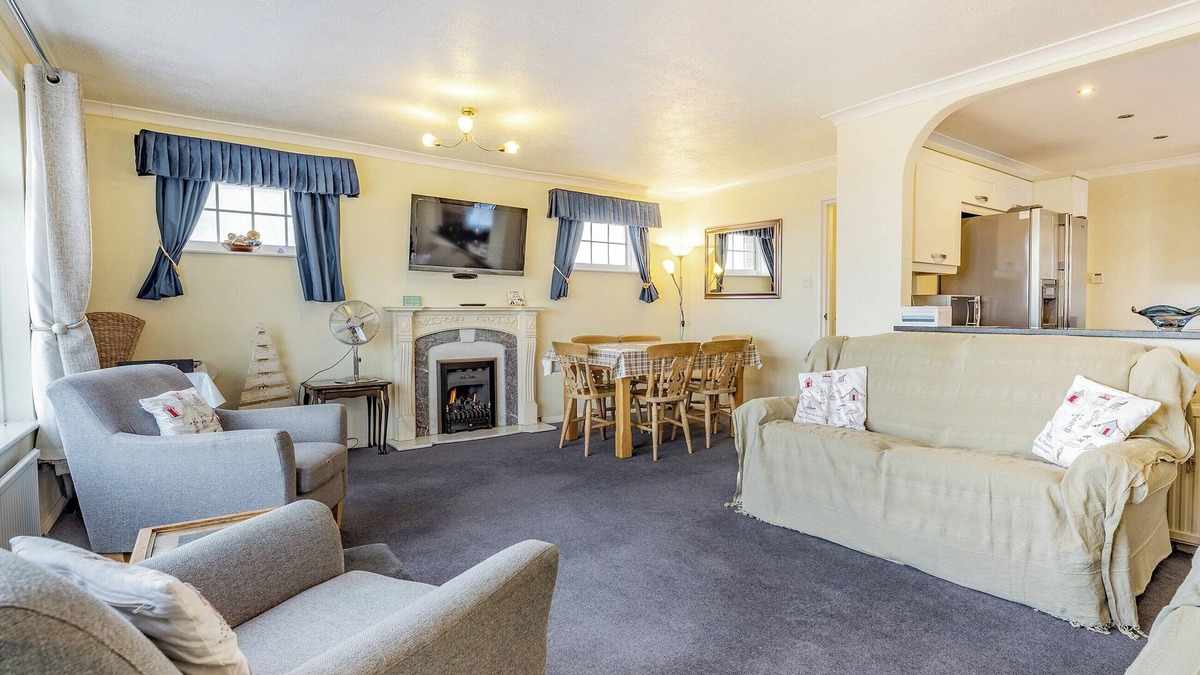 Lydd-on-Sea Cottage | Spacious property and stunning sea views in great location.