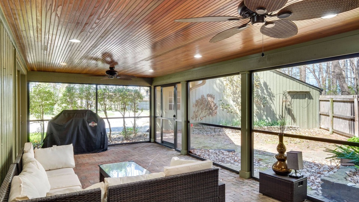 Harrods Creek Cottage | Spacious Prospect Cottage w/Deck & Scenic Views