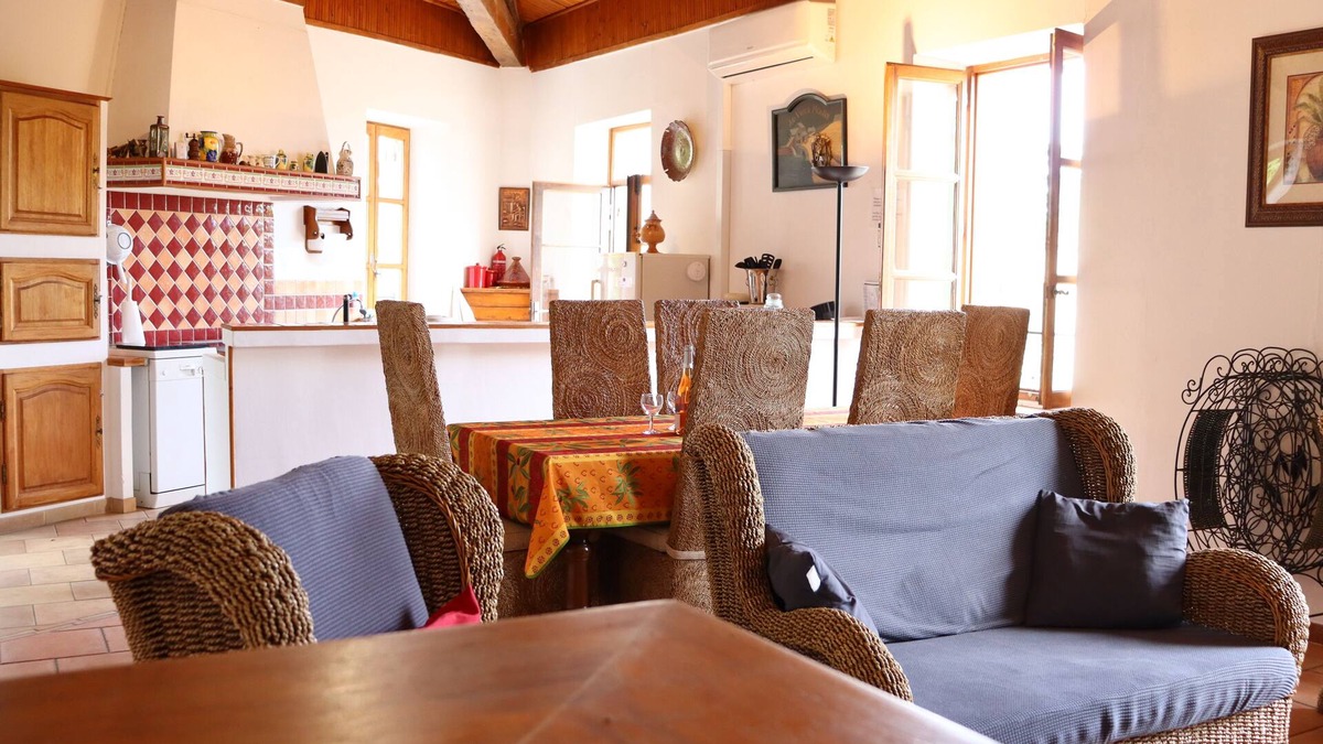 Issor House | Spacious Provençal style house with private entry and garden