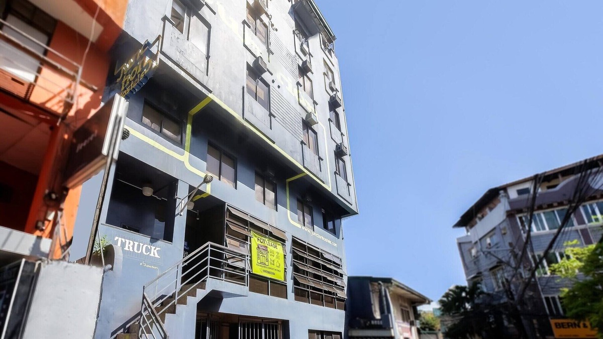 Downtown House | Spacious Quad Retreat at Trendy Hostel – Manila