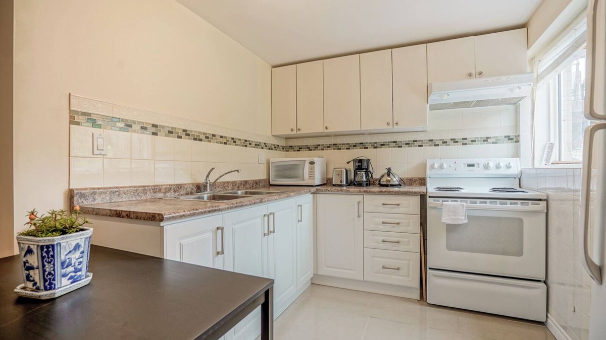 Richmond Hill Apartment | Spacious Queen Bedroom Walk-out Unit