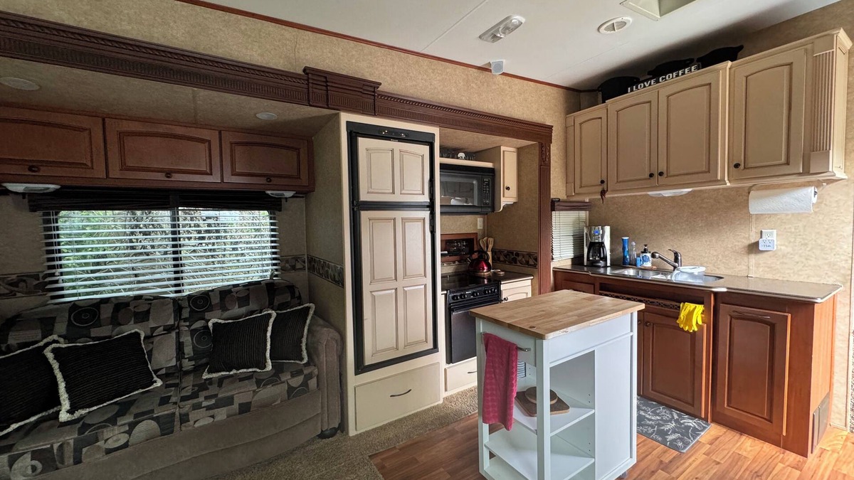 Blind Bay Resort | Spacious Queen Bed RV in Centrally Located Resort on Shuswap Lake
