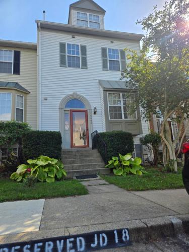 Germantown House | Spacious Quiet 3 Bedrooms Townhome Free Parking, Sleeps-9
