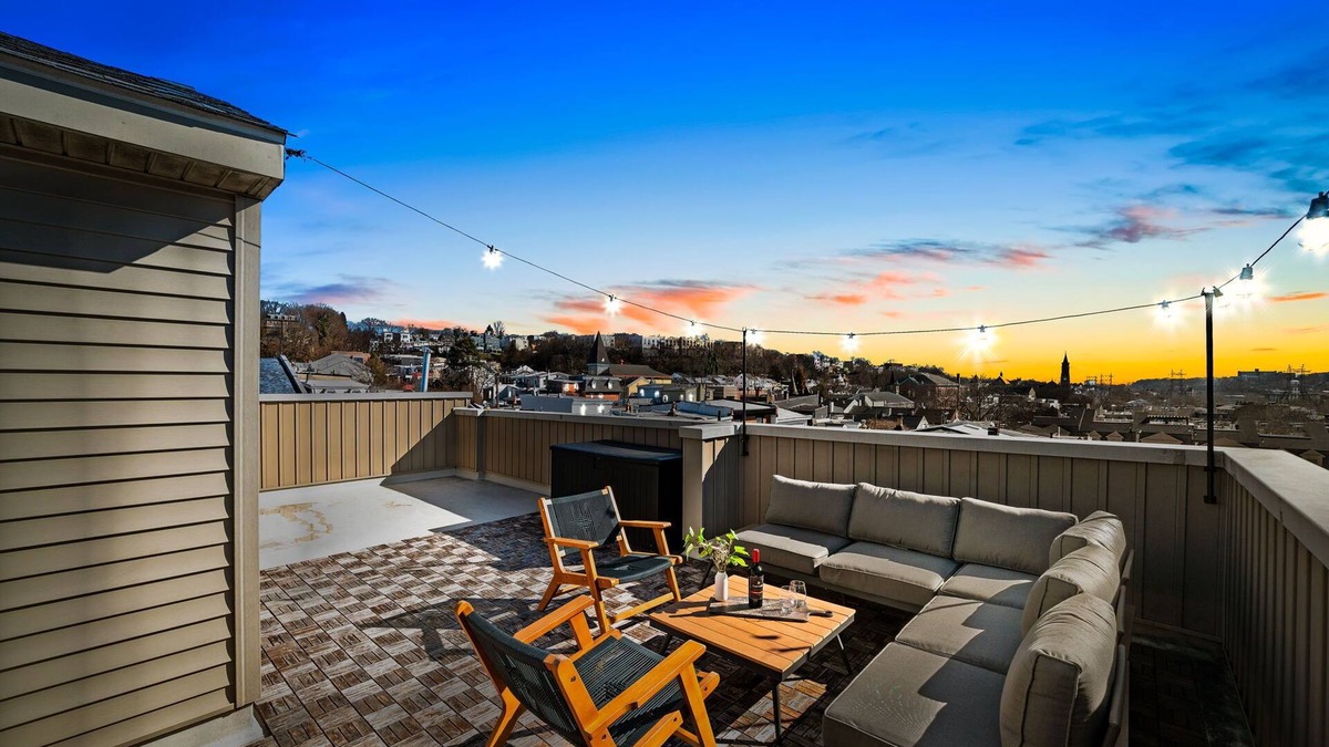 Manayunk House | Spacious & Quiet, 5 Min Walk to Main St, Rooftop Lounge!