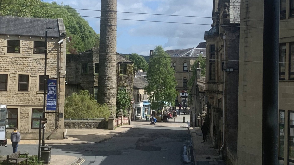 Wadsworth Apartment | Spacious Quiet Apartment with Log Burner & Patio in the Centre ofHebden Bridge .