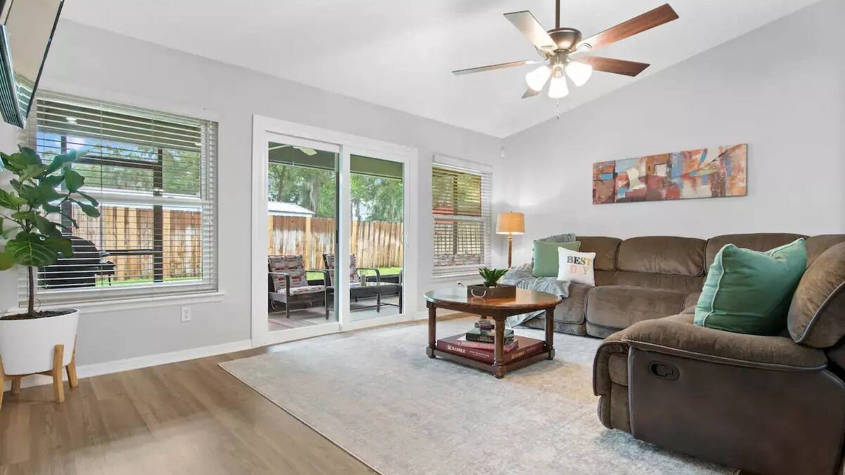 Lakeside House | Spacious, Quiet, & Clean Family Home