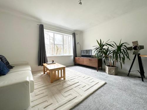 West Hill Apartment | Spacious Quiet Stylish entire flat