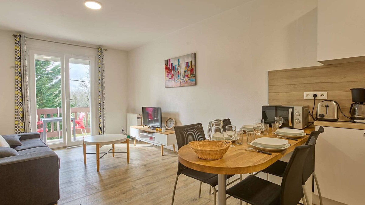 Barbotan-les-Thermes Apartment | Spacious renovated T2, nature view, south balcony, Wifi, parking in Barbotan